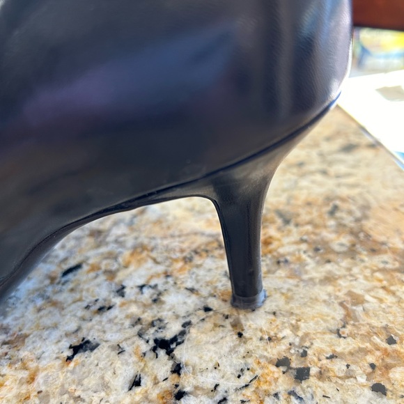 Alfani black leather pumps, flex step, pointed toe, 2 inch heal, size 9 M - Picture 2 of 2